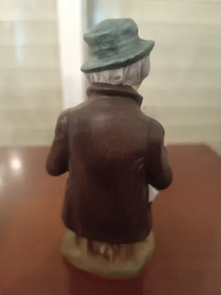 Figura cerámica hombre leyendo