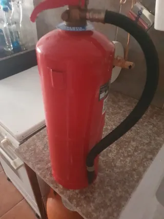 Extintor de incendios ABC descargado totalmente