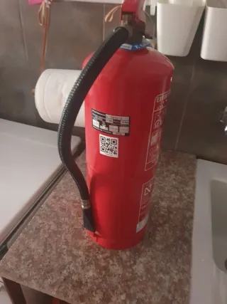 Extintor de incendios ABC descargado totalmente