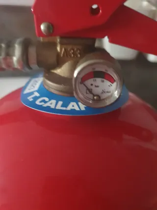 Extintor de incendios ABC descargado totalmente