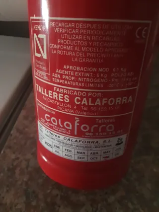 Extintor de incendios ABC descargado totalmente