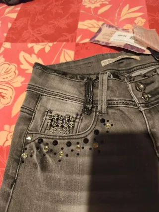 Tejanos grises con pedrería