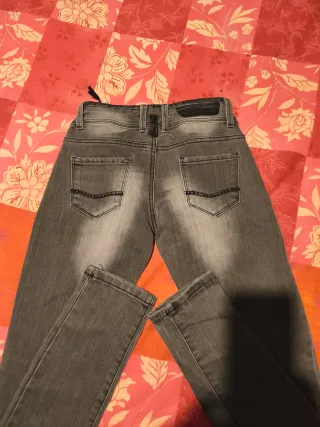 Tejanos grises con pedrería