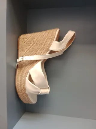 Sandalias cuña beige y blancas. No son de marca