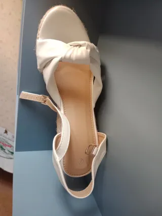 Sandalias cuña beige y blancas. No son de marca