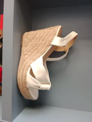 Sandalias cuña beige y blancas. No son de marca