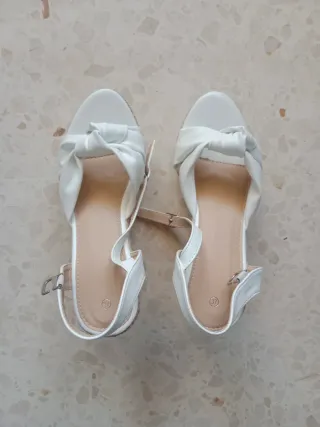 Sandalias cuña beige y blancas. No son de marca