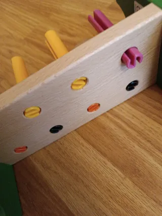 Juego de martillo y clavijas de madera