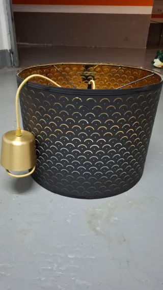 Lámpara de salón negra y dorada