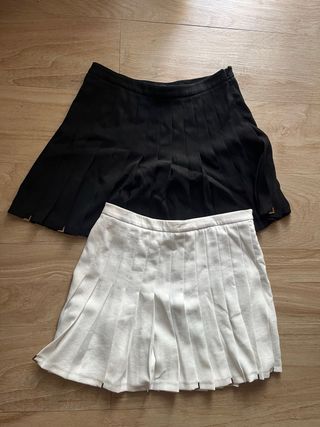 Faldas plisadas con tachuelas doradas