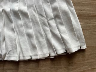 Faldas plisadas con tachuelas doradas