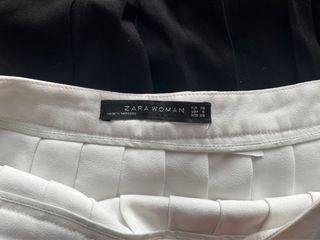 Faldas plisadas con tachuelas doradas