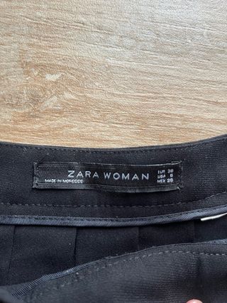 Faldas plisadas con tachuelas doradas