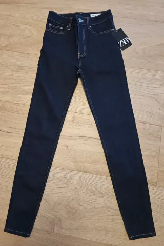Pantalón vaquero Zara azul con etiquetas