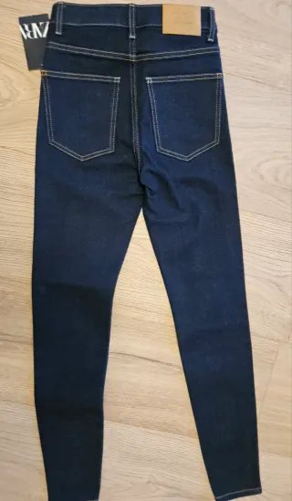 Pantalón vaquero Zara azul con etiquetas
