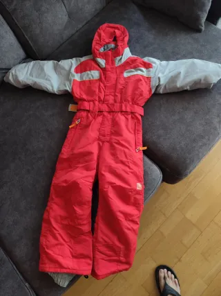 Mono de esquí rojo y gris