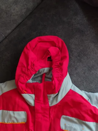 Mono de esquí rojo y gris