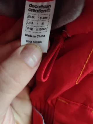 Mono de esquí rojo y gris