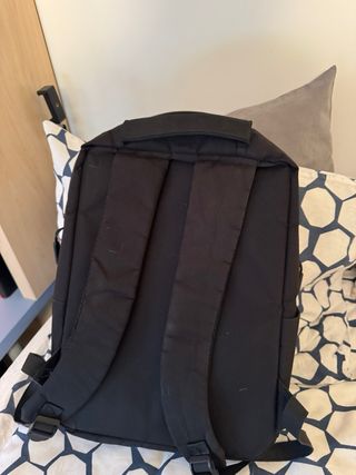 Mochila para portátil negra (UNA CREMALLERA ROTA)