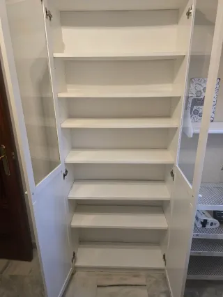 Estantería Billy con puertas de cristal