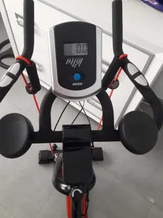 Bicicleta de Spinning Negra y Roja