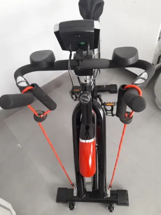 Bicicleta de Spinning Negra y Roja