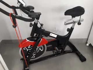 Bicicleta de Spinning Negra y Roja