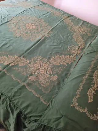Copriletto in raso con ricami oro