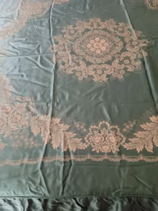 Copriletto in raso con ricami oro