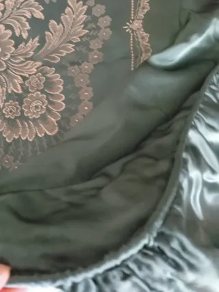 Copriletto in raso con ricami oro