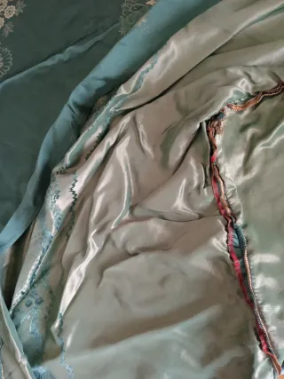 Copriletto in raso con ricami oro