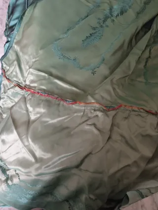 Copriletto in raso con ricami oro