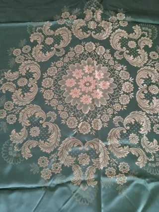 Copriletto in raso con ricami oro