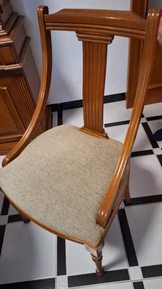 Mesa de salón y 6 sillas de madera