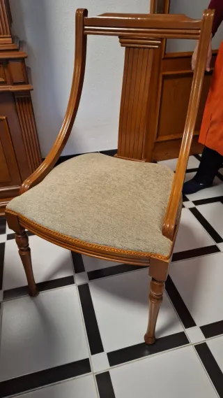 Mesa de salón y 6 sillas de madera