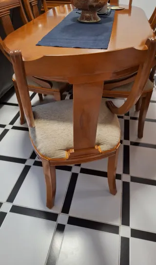 Mesa de salón y 6 sillas de madera