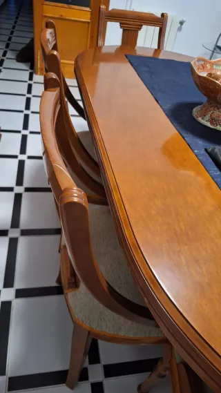 Mesa de salón y 6 sillas de madera