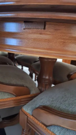 Mesa de salón y 6 sillas de madera