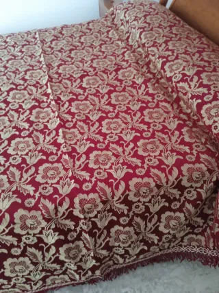 Copriletto con fantasia floreale oro e rosso