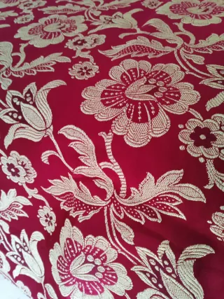 Copriletto con fantasia floreale oro e rosso