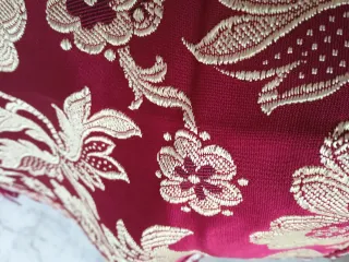 Copriletto con fantasia floreale oro e rosso