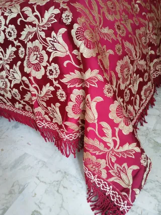 Copriletto con fantasia floreale oro e rosso