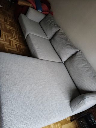 Sofá modular gris con chaise longue
