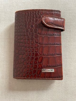 Cartera de piel efecto cocodrilo.