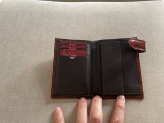 Cartera de piel efecto cocodrilo.