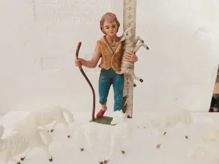Pastore presepe con pecore