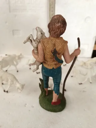 Pastore presepe con pecore