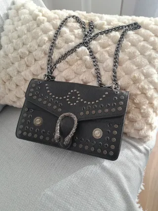 Bolso Negro con Detalles Plateados