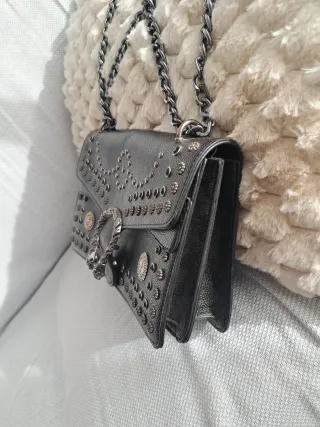 Bolso Negro con Detalles Plateados