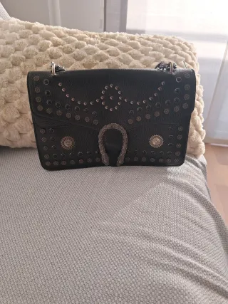 Bolso Negro con Detalles Plateados